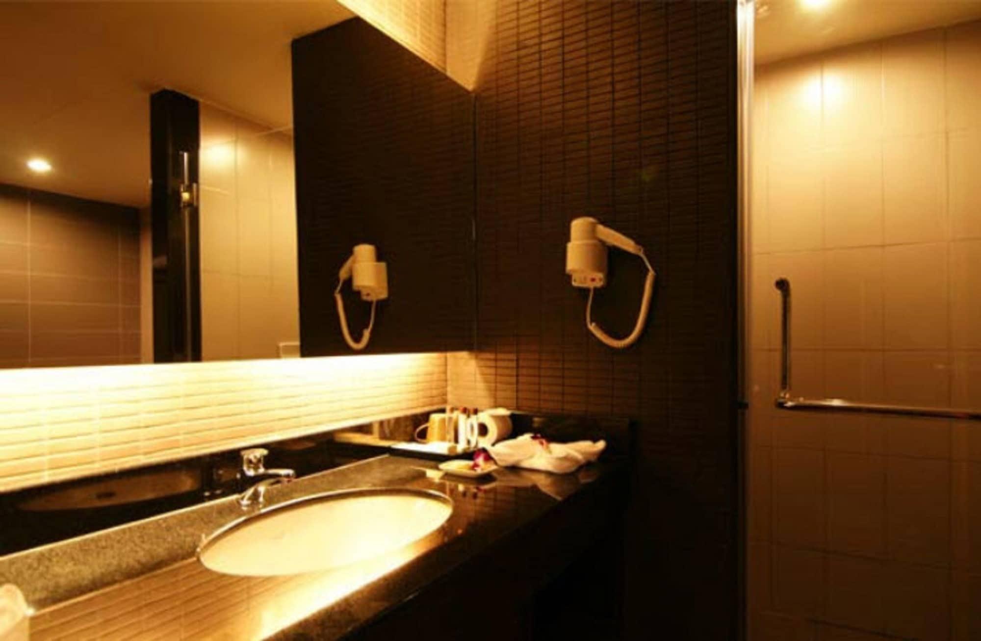 Sea Me Spring Tree Hotel (Adults Only) Pattaya Bagian luar foto